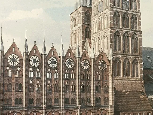 Rathäuser Kirchen Basiliken